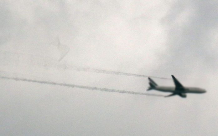 Un avion largue son carburant au dessus d'une école (détail)