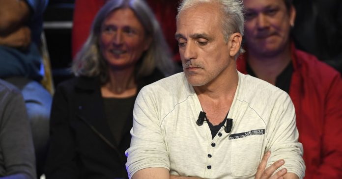 Philippe Poutou annonce qu'il est licencié de l'usine Ford (détail)