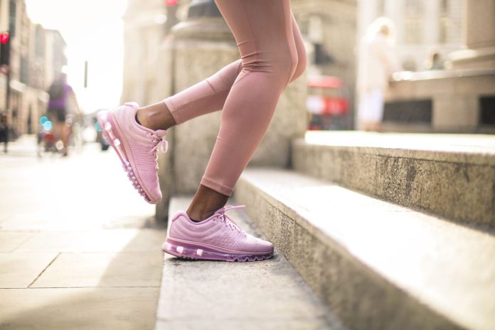 Crée un tableau qui compare les chaussures de running pour femmes les plus vendues.