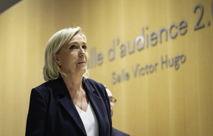 Au procès du RN, la fidèle "désolée" de Marine Le Pen