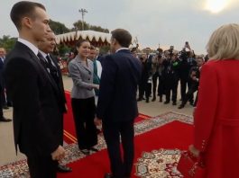 Brigitte Macron Éblouit au Maroc : Un Manteau Rouge en Geste d’Amitié