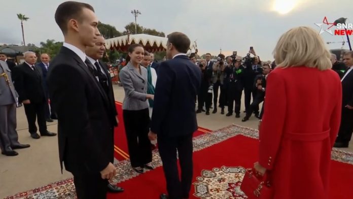 Brigitte Macron Éblouit au Maroc : Un Manteau Rouge en Geste d’Amitié