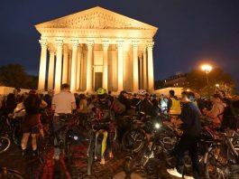 Cycliste tué à Paris : environ 200 personnes se sont rassemblées à la Madeleine pour un hommage