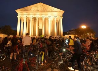 Cycliste tué à Paris : environ 200 personnes se sont rassemblées à la Madeleine pour un hommage