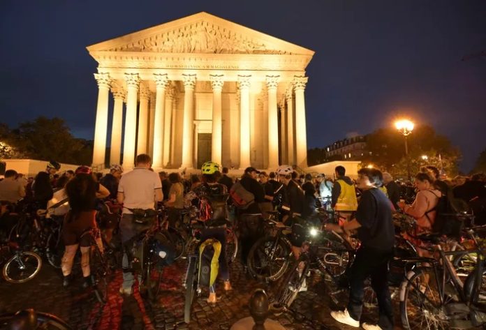 Cycliste tué à Paris : environ 200 personnes se sont rassemblées à la Madeleine pour un hommage