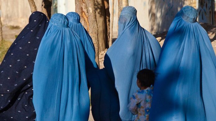 En Afghanistan, les talibans interdisent désormais aux femmes de se parler entre elles