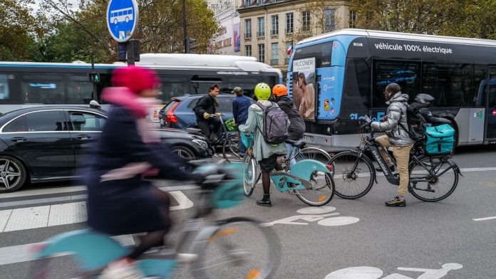 "C'est consternant": l'annonce de la ZTL passe difficilement auprès des Parisiens et de l'opposition