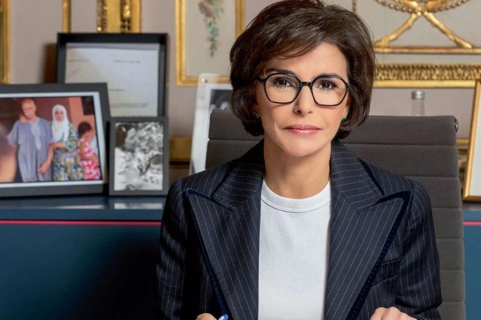 Rachida Dati tranche sur l'affinage de jambons dans la cathédrale de Saint-Flour