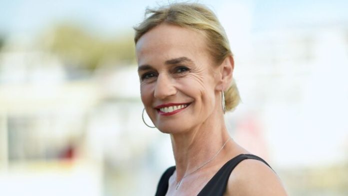 Sandrine Bonnaire et sa Maison en Bord de Mer : Un Refuge Familial en Normandie